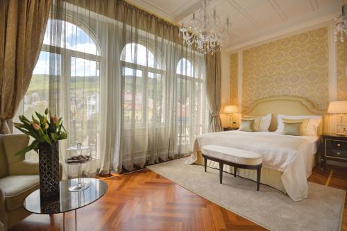 奥帕提亚阿玛迪利亚公园米勒尼酒店的一间卧室配有一张大床和一个吊灯。