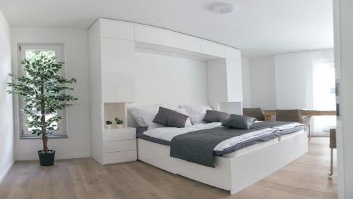 雷根斯堡Stadthaus Regensburg的白色卧室配有一张白色的大床