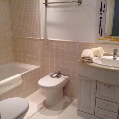 卡拉德费斯特拉特Benidorm La Cala Sidney的浴室配有白色卫生间和盥洗盆。