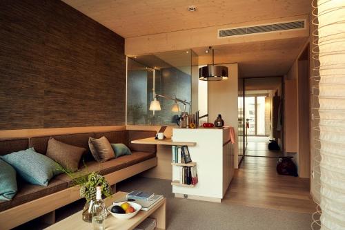 嘉兴贝慕尼黑索尔梅德酒店的客厅配有沙发和桌子