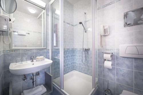 巴斯卡Zvonimir Sunny Hotel的带淋浴、盥洗盆和卫生间的浴室
