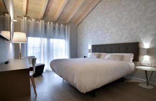 阿尔特萨苏Hotel Lemik的一间卧室设有一张大床和一个大窗户