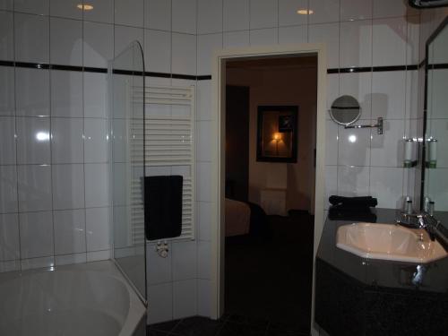 波莫洛赫博莫尔罗克酒店的带浴缸、水槽和浴缸的浴室