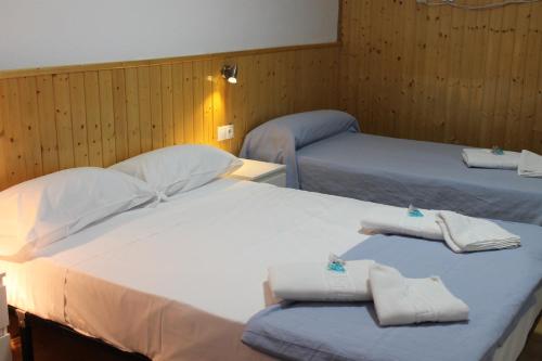 特鲁埃尔阿曼特斯德特鲁埃尔旅馆的两张位于酒店客房的床,配有毛巾