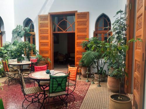 拉巴特瑞亚德大卡里玛酒店的一个带桌椅和盆栽的庭院
