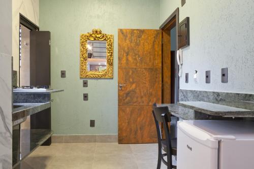 里约热内卢LOFT LAPA Baldô的浴室设有木门和镜子