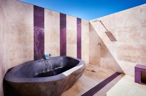 圣皮埃尔五色科菲度假屋的带淋浴的浴室设有大型木制浴缸