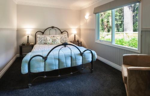 萨沙弗拉斯克拉伦登小屋酒店的一间卧室设有一张床和一个窗口