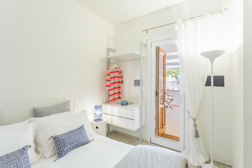 圣维托罗卡波Suite Faro 33的白色的卧室设有白色的床和窗户。