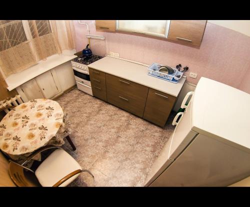Apartment on Nemirovicha-Danchenko的厨房或小厨房