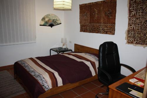 EllebenZwischen Erfurt, Weimar & Thüringer Wald的一间卧室配有一张床、一张桌子和一把椅子