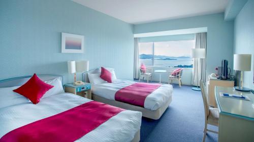仓敷仓敷濑户内小岛酒店的酒店客房设有两张床和大窗户。