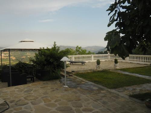 CastinoEremo Pace e Gioia的庭院设有白色的围栏和长凳