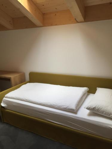 莫里R&B La Calzoleria的一张带白色床单和枕头的床