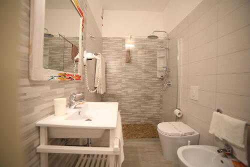 托雷瓦多奥巴特瑞酒店的白色的浴室设有水槽和卫生间。