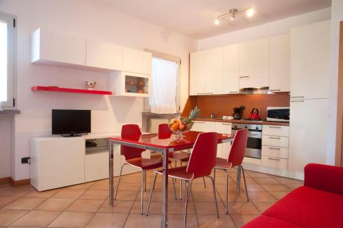 奥利维托拉里奥Ca' Eli 2的厨房配有餐桌和红色椅子