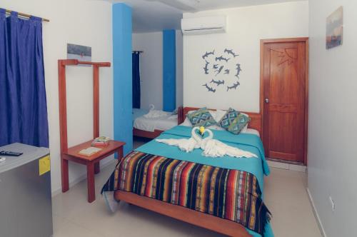 阿约拉港Costa Del Sol的一间卧室配有一张床、一张桌子和一张床