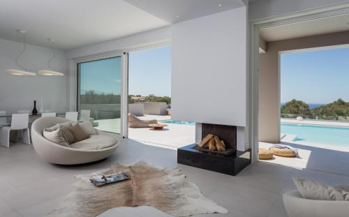 皮吉White Grace - A Seductive World of Luxury的客厅设有壁炉和沙发。
