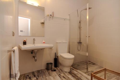 塔里法The 8 Rooms House的浴室配有卫生间、盥洗盆和淋浴。