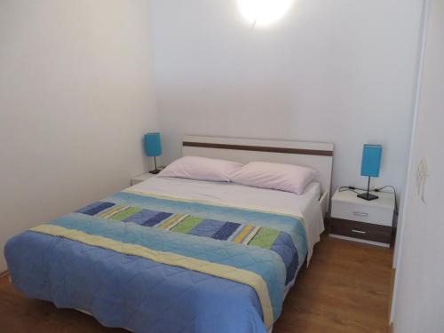 德雷斯Apartment Frano的一间卧室配有一张带蓝色灯具的床。