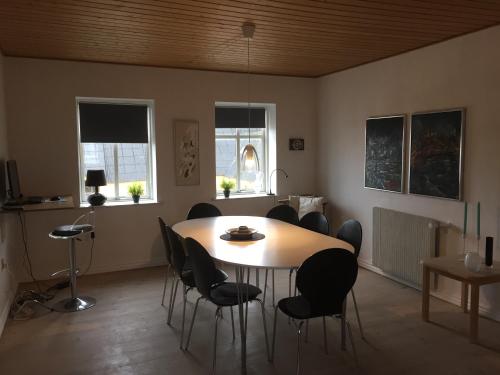 HavndalKondrupgaard的一间带桌椅的用餐室
