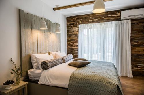 恩泽万Ein Zivan Village Resort的一间卧室配有带枕头的床