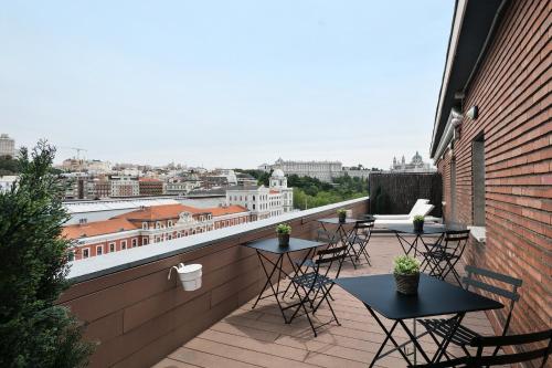 马德里阿克塔马德福酒店的市景阳台配有桌椅。