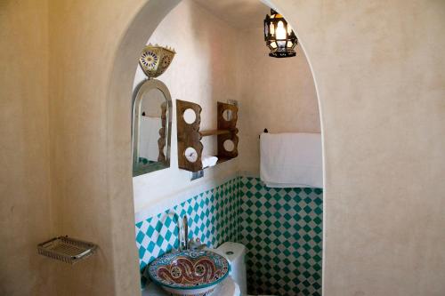 古堡玫瑰旅馆的一间浴室