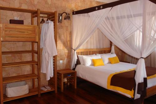 塔那那利佛萨卡曼加酒店的一间卧室配有一张床和一张双层床。