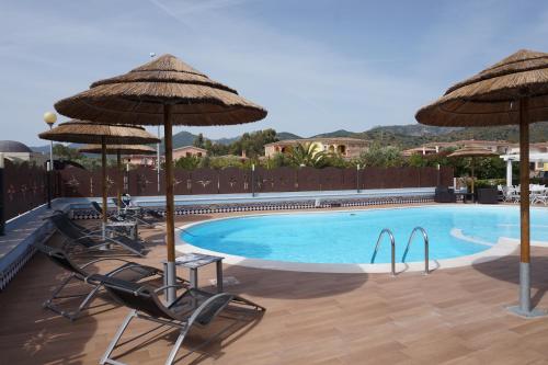 圣特奥多罗Hotel Il Platano的一个带椅子和遮阳伞的游泳池