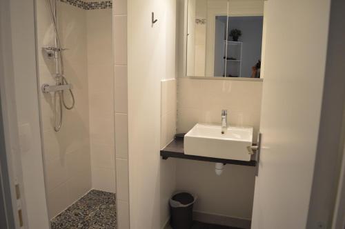 Campandré-Valcongrain考尔住宿加早餐旅馆的白色的浴室设有水槽和镜子