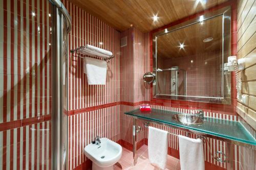 布尔戈斯阿索弗拉酒店的红色的浴室设有水槽和卫生间