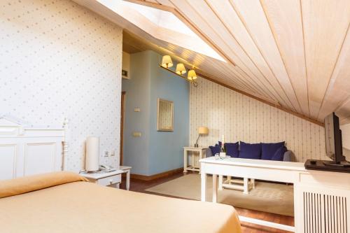 布尔戈斯阿索弗拉酒店的一间卧室配有一张床和一张书桌