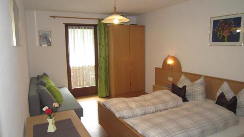 卢松Ferienhaus-Grünfelder的客厅配有床和沙发