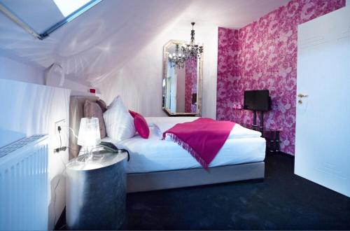 KirkelRessmann`s Residence的一间卧室配有一张粉红色的墙壁和镜子