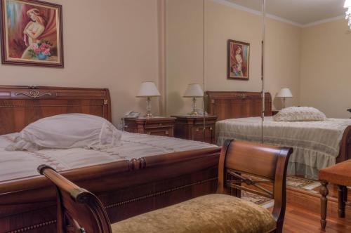 卡特罗斯Luxury Villa Karteros的一间卧室配有两张床和椅子