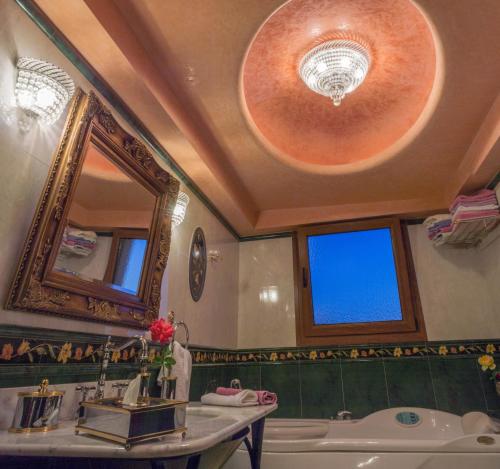 卡特罗斯Luxury Villa Karteros的带浴缸、水槽和镜子的浴室