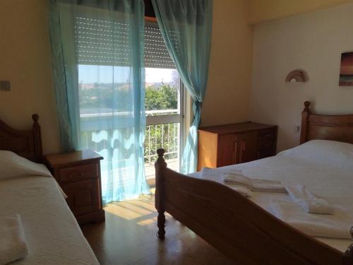 奎特里拉Residencial Espadinha的一间卧室设有一张床和一个大窗户