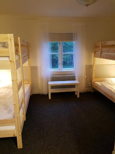 Tranås Vandrarhem客房内的一张或多张双层床