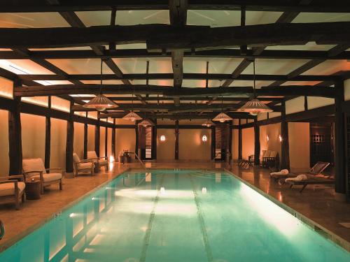 纽约格林威治酒店的大型建筑中的大型游泳池