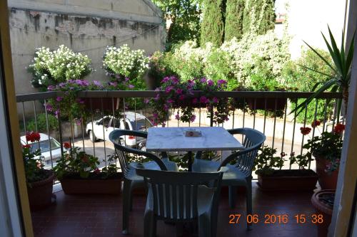 佛罗伦萨阿尔伯格希尼亚酒店的鲜花阳台的桌椅