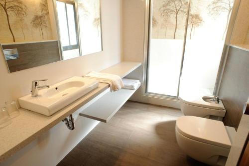 圣安东尼奥圣弗朗西斯科公寓酒店的一间带水槽、卫生间和镜子的浴室
