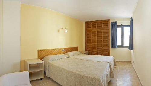 圣安东尼奥圣弗朗西斯科公寓酒店的一间卧室设有两张床和窗户。