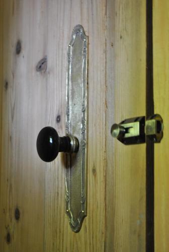 Chaussan艾图纳尔贝沏山林小屋的木门上的金属门把手
