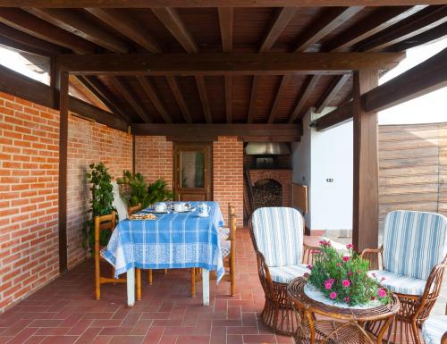 卢卡西莱斯特别墅酒店的砖砌庭院内带桌椅的庭院