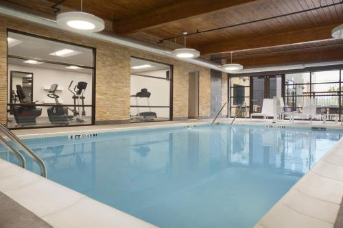 阿什维尔Country Inn & Suites by Radisson Asheville River Arts District的健身房内的一个蓝色海水大型游泳池
