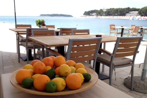普利莫顿Guest House Adria的坐在海边桌子上的一碗水果