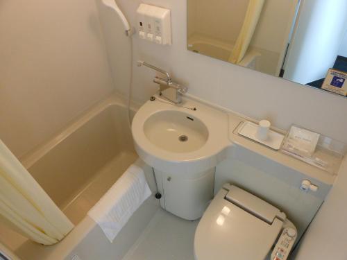 相模原市相模原市天堂酒店的一间带卫生间和水槽的小浴室