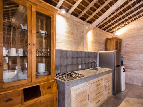 克罗柏坎杜巴别墅的厨房配有炉灶和冰箱。