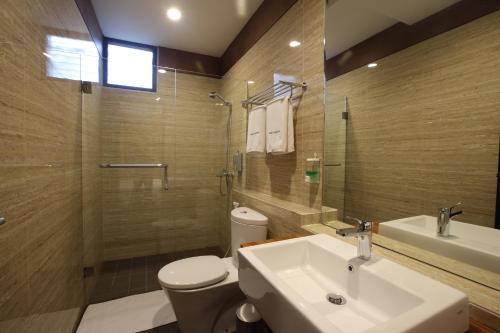 万隆达格特库安卡萨14号旅馆的一间带水槽、卫生间和淋浴的浴室